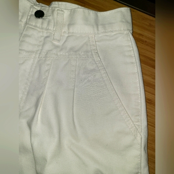 Vintage Size 10 Chic White Denim Shorts. Front Yoke and Pleats! - Picture 6 of 15